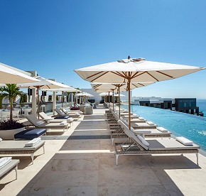 Relajación con estilo, audaces cocteles y exquisitos bocadillos en un ambiente sofisticado, con impresionantes vistas del océano…