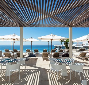 Relajación con estilo, audaces cocteles y exquisitos bocadillos en un ambiente sofisticado, con impresionantes vistas del océano…